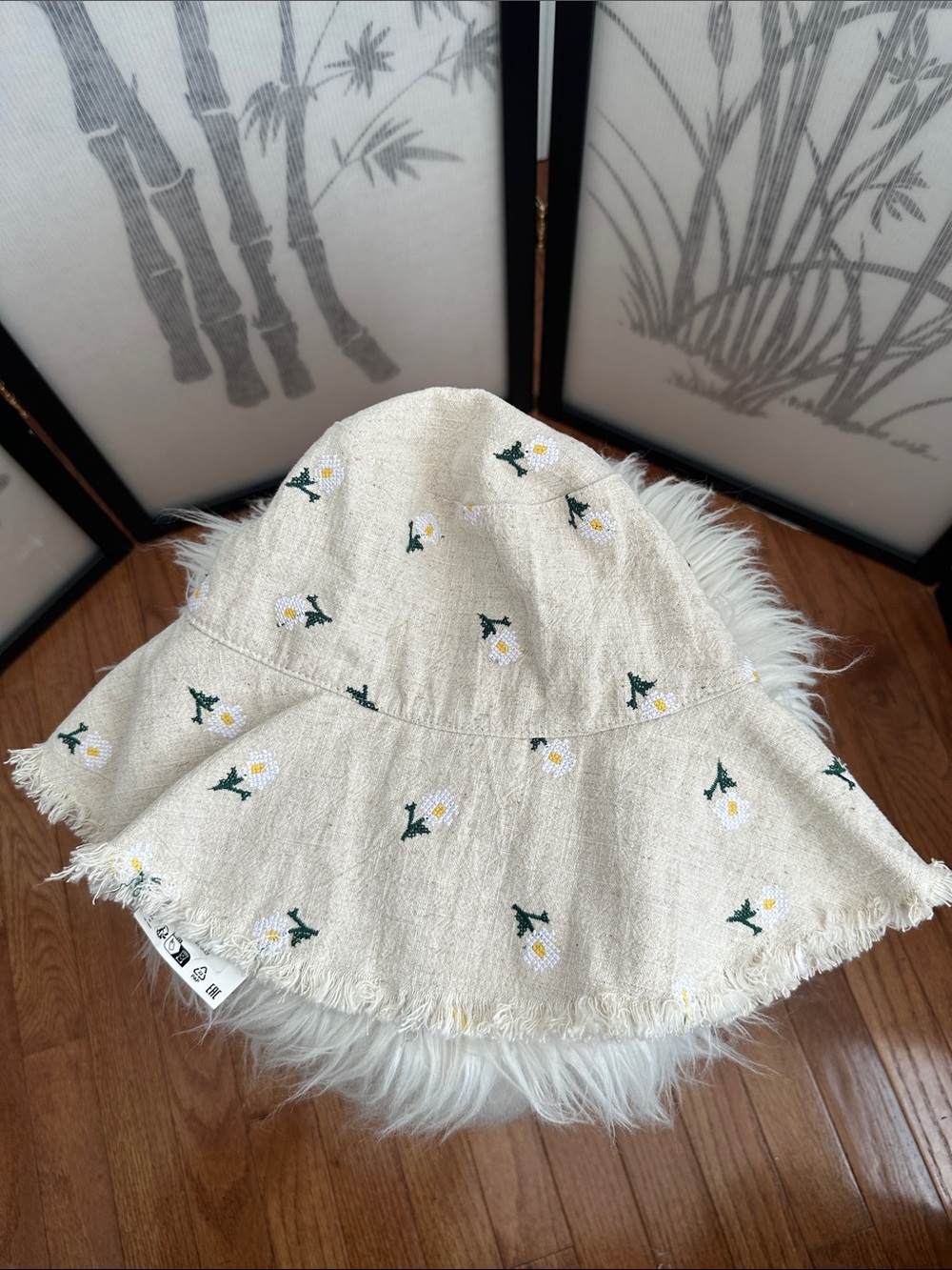 Zara NWT Embroidered Daisy Linen Bucket Hat - Beige